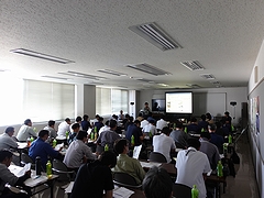 「座学研修の様子」の画像