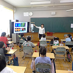 「柿小学校での講座中の様子」の画像