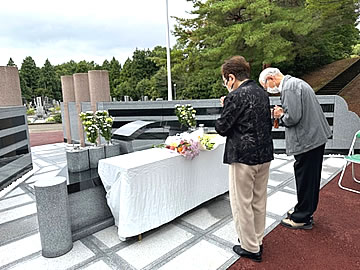 「参加者献花」の画像