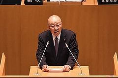 「就任のあいさつをする池田和幸議長」の画像