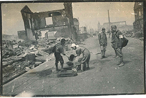 「空襲後の市街地」の画像