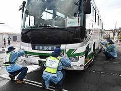 「避難退域時検査会場で避難車両の汚染状況を確認」の画像