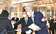 記事「磯田市長が駅で感染防止を呼び掛け」の画像