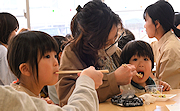記事「給食レシピを実演！子育ての駅で試食イベント」の画像