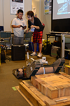 「災害救助ロボットの操縦体験」の画像
