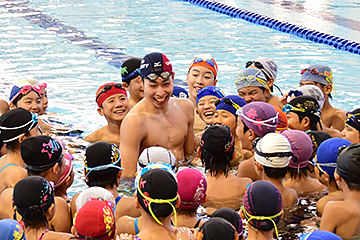 「小・中学生210人が参加した水泳の実技講習会」の画像