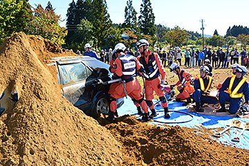 「がけ崩れ現場での救出・搬送訓練」の画像