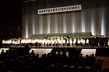 「太田小・中学校、山古志小・中学校、川口小学校の子どもたちが合唱」の画像