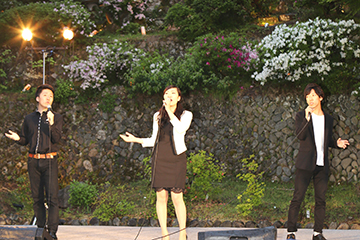 「特設ステージで「ミ・アモーレ・ライブ」を開催」の画像