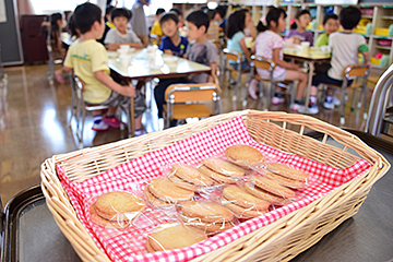 「「米粉クッキー」が市立保育園のおやつに加わりました」の画像
