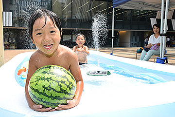 「シャワーや遊具などもあって子どもたちはおおはしゃぎ」の画像