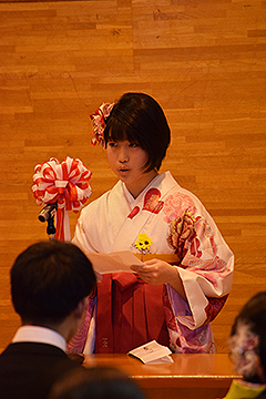「卒業生代表の佐藤真子さん」の画像