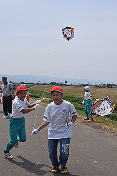 「手作りの凧を揚げて交流」の画像