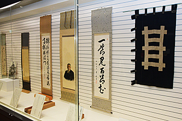 「長岡藩の代表的な印「五間梯子」の藩旗を展示」の画像
