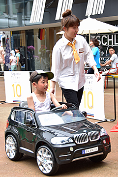 「ドイツメーカーのミニ自動車は子どもたちに大人気」の画像