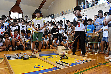 「小学生ロボコン大会を開催」の画像
