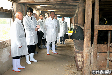 「秋篠宮さまが農業・池津宏さんの牛舎などを視察」の画像