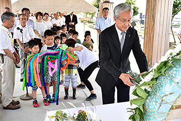 「献花台には折り鶴や花を手向けました」の画像