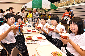 「「おいしかったよ」「頑張って」と声が掛けられていました」の画像