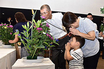 「市民献花台「鎮魂たむけの花」を設置」の画像