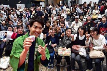 「中澤卓也さんの音頭で一斉乾杯」の画像