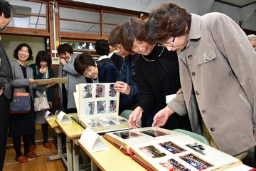 「卒業生たちは当時を懐かしんでいました」の画像