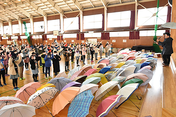 「市有施設や学校から集めた傘は707本」の画像