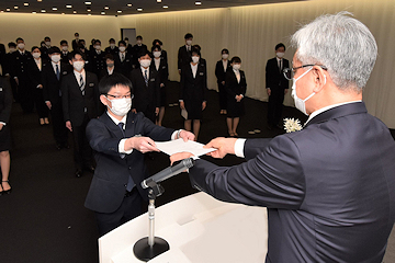 「新規採用職員の辞令交付式」の画像