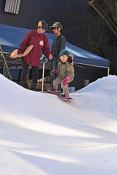 「スノーボードのように滑る雪板などの体験ブース」の画像