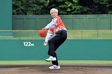 「見事なノーバウンド投球を披露した磯田市長」の画像