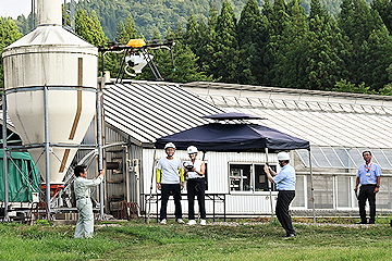 「農業用ドローンやラジコン草刈り機の操作を体験」の画像1