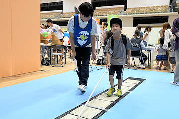 「目が見えない人の体験をした男の子」の画像