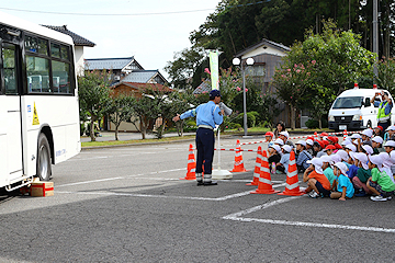 「実際のバスを使った警察官の説明」の画像