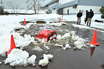 「三角コーンで囲んだ範囲の雪を自動運転で外に押し出します」の画像