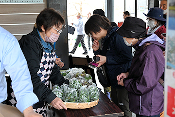 「地元の採りたて春野菜の販売や園内ツアーなどを実施」の画像1