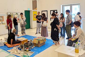 「制作の合間に来場者との交流」の画像