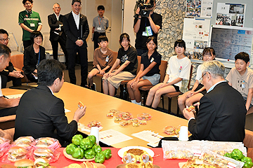 「代表児童6人が磯田市長を訪れました」の画像2