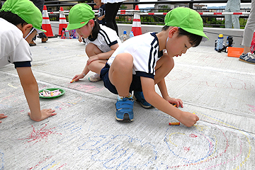 「幼稚園の園児が舗装前の橋にお絵描き」の画像