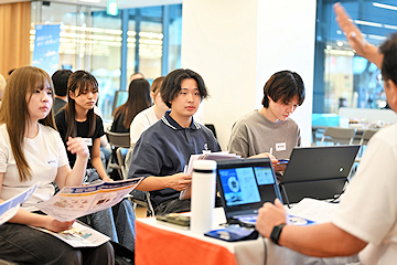 「学生は熱心にメモを取ったり質問したりしていました」の画像